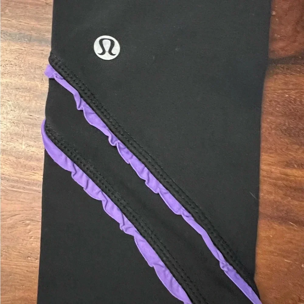 Lululemon leggings NWOT. Size 4 long